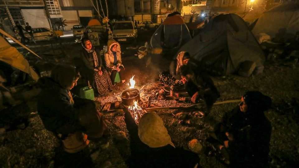 بخشی از زلزلهزدگان هنوز در سرما هستند و نیاز مبرم به چادر دارند/ کمکرسانی نظم خوبی ندارد/ آوار بیتدبیری بر سر بیماران و بیمارستانی که بعد از 7 ماه تمام شد بخشی از زلزلهزدگان هنوز در سرما هستند و نیاز مبرم به چادر دارند/ کمکرسانی نظم خوبی ندارد/ آوار بیتدبیری بر سر بیماران و بیمارستانی که بعد از 7 ماه تمام شد