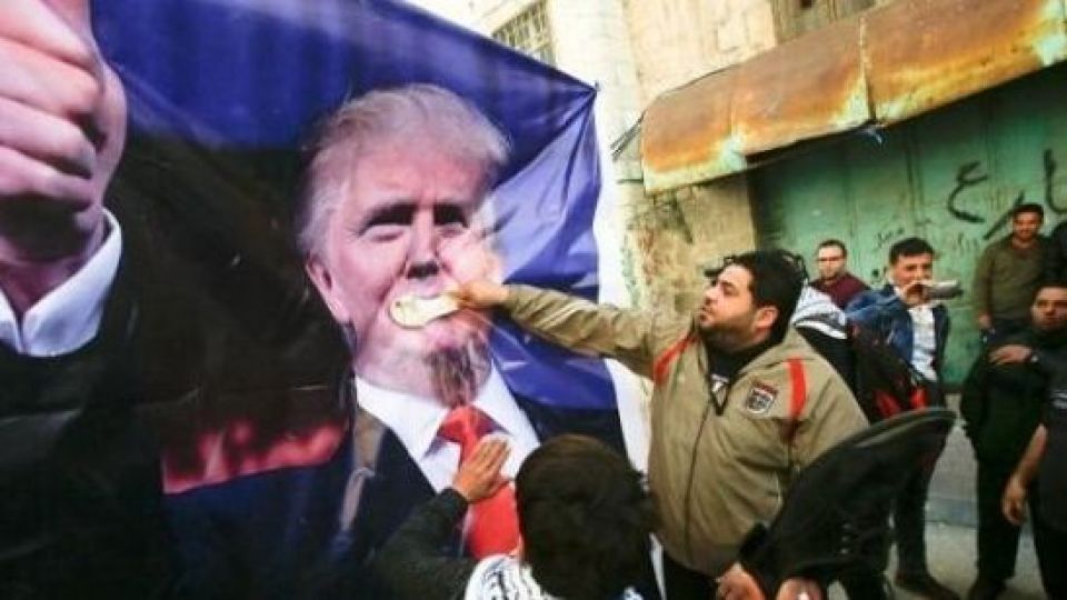 واکنشهای جهانی به تصمیم جنجالی ترامپ در انتقال سفارت آمریکا به بیت المقدس / حماس: درهای جهنم باز خواهد شد واکنشهای جهانی به تصمیم جنجالی ترامپ در انتقال سفارت آمریکا به بیت المقدس / حماس: درهای جهنم باز خواهد شد