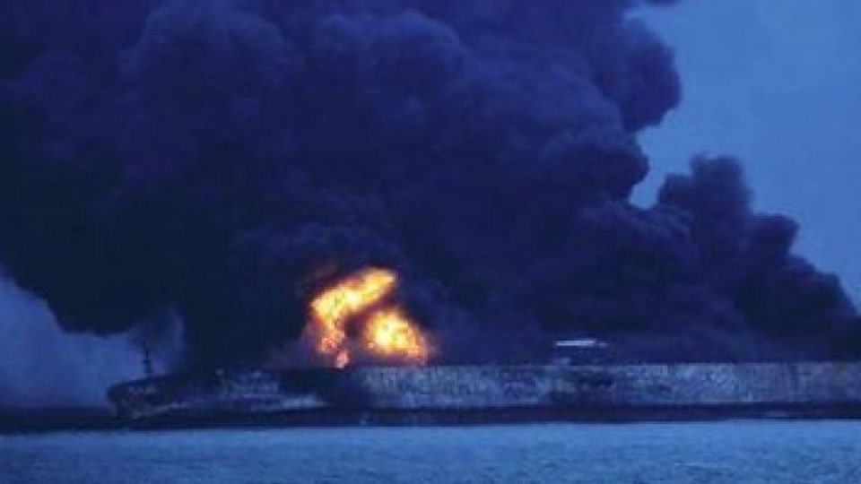 دلیل احتمالی سانحه نفتکش ایرانی/ ۴ دانشجو و یک خانم در جمع مفقودشدگان/ چین: شماری از مفقودین حادثه نجات یافتند دلیل احتمالی سانحه نفتکش ایرانی/ ۴ دانشجو و یک خانم در جمع مفقودشدگان/ چین: شماری از مفقودین حادثه نجات یافتند