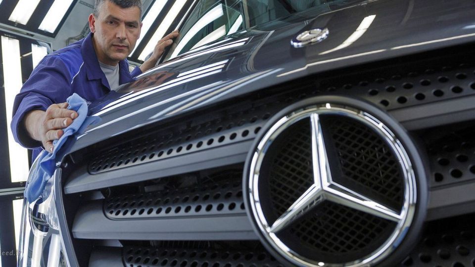 رقص ماشینها در کارخانه بنز رقص ماشینها در کارخانه بنز