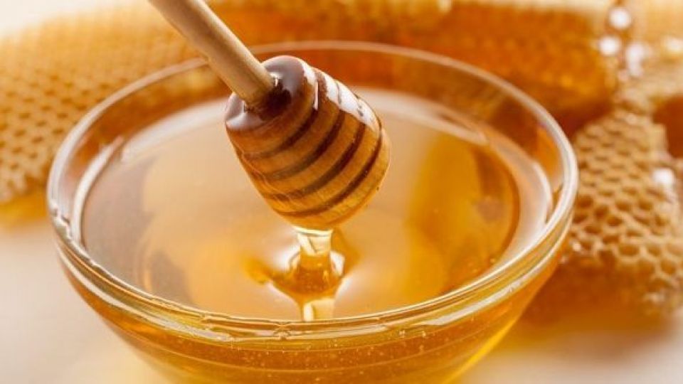 هرگز عسل را همراه این غذاها نخورید هرگز عسل را همراه این غذاها نخورید