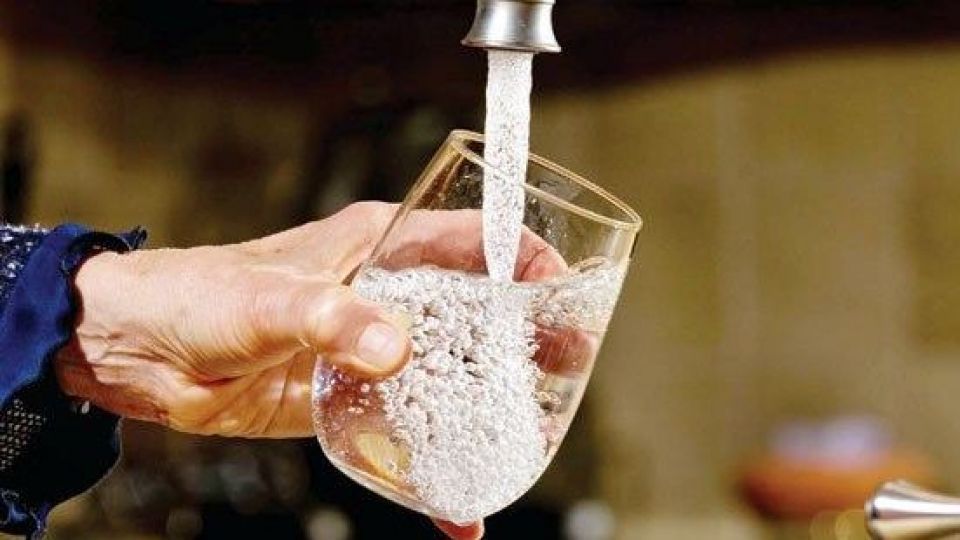 چگونه با مصرف آب وزن خود را کاهش دهیم؟ چگونه با مصرف آب وزن خود را کاهش دهیم؟