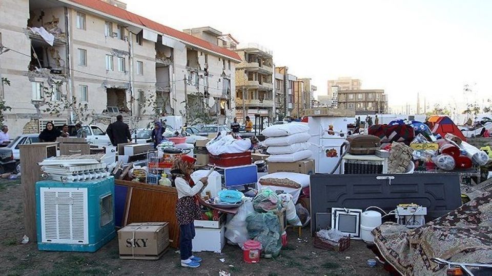 استاندار کرمانشاه: از سلبریتیها فقط دایی و زیباکلام در کمک به زلزلهزدگان پای کار آمدند استاندار کرمانشاه: از سلبریتیها فقط دایی و زیباکلام در کمک به زلزلهزدگان پای کار آمدند