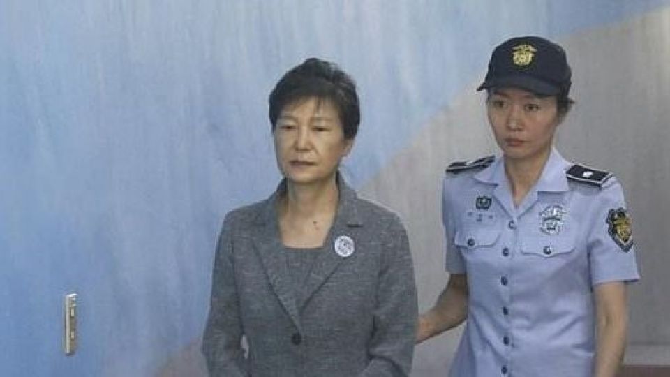 پخش زنده صدور رای علیه رئیسجمهوری سابق کرهجنوبی از تلویزیون پخش زنده صدور رای علیه رئیسجمهوری سابق کرهجنوبی از تلویزیون