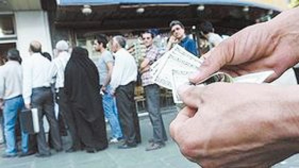 صرافیها دلار ندارند؛ دلالان میفروشند! صرافیها دلار ندارند؛ دلالان میفروشند!