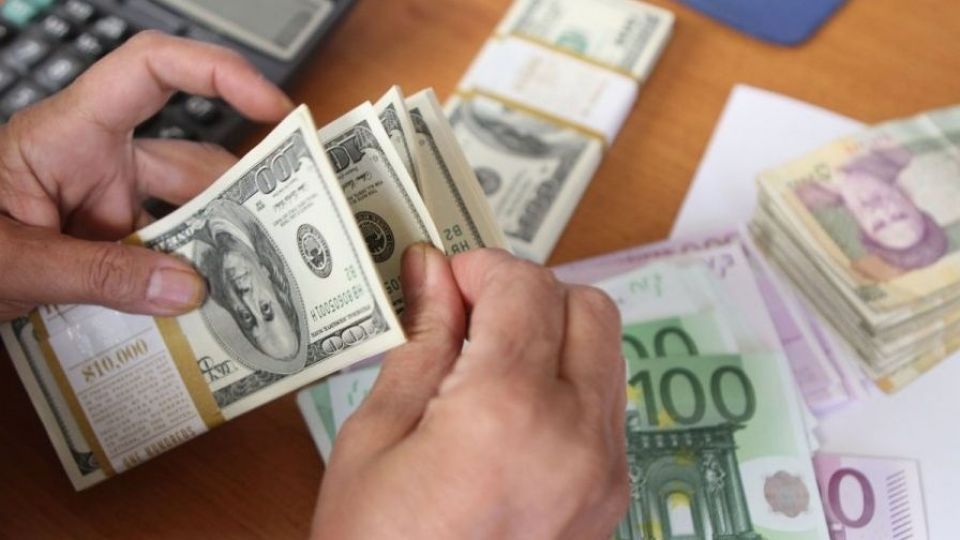 سکه ۱۷ هزار تومان گران شد/ دلار به ۴۸۷۷ تومان رسید سکه ۱۷ هزار تومان گران شد/ دلار به ۴۸۷۷ تومان رسید