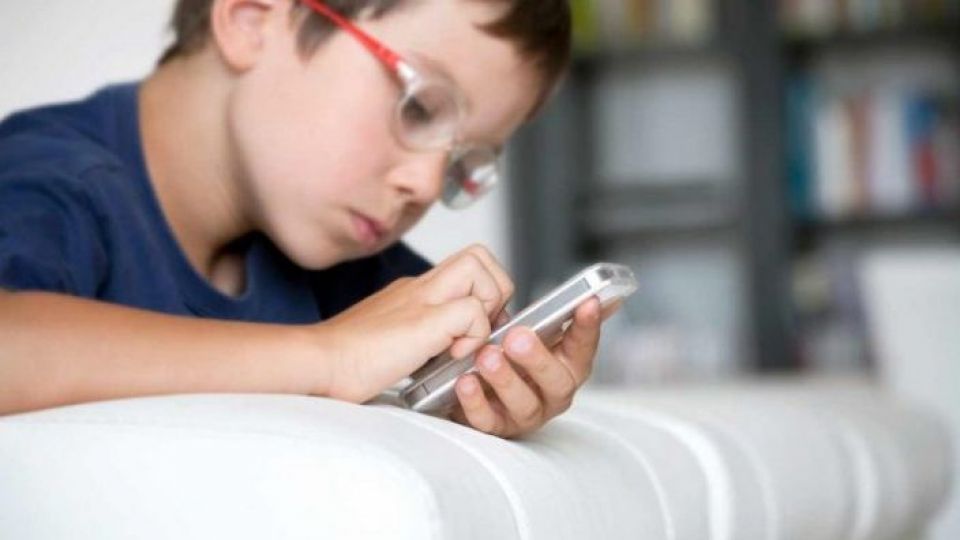 بهترین فاصله چشم از موبایل چقدر است؟ بهترین فاصله چشم از موبایل چقدر است؟