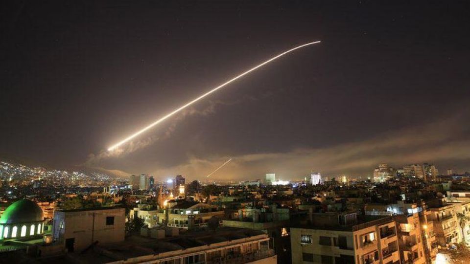 تصاویر/ پدافند هوایی دمشق هنگام مقابله با تجاوز نظامی به سوریه