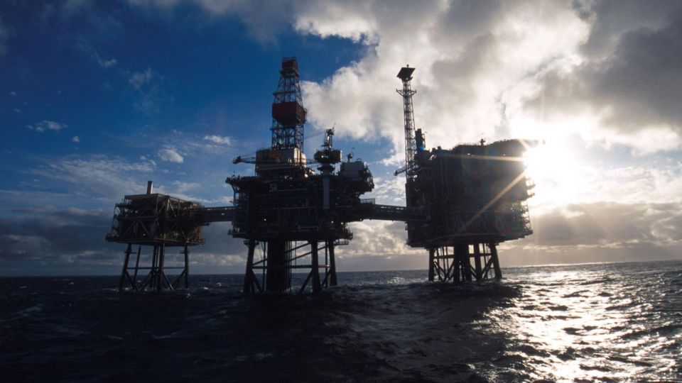 بلومبرگ: در صورت تحریم دوباره ایران، احتمال به اوج رسیدن قیمت نفت وجود دارد بلومبرگ: در صورت تحریم دوباره ایران، احتمال به اوج رسیدن قیمت نفت وجود دارد