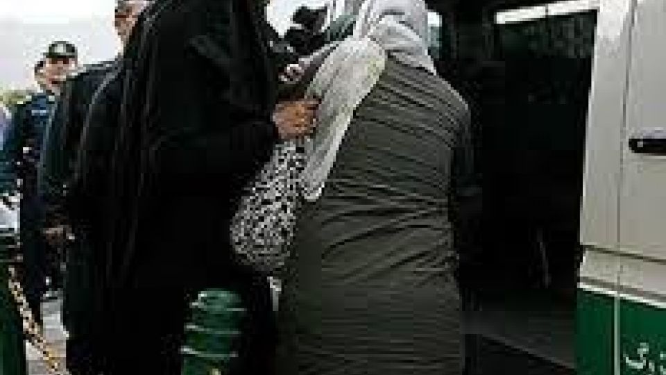 واکنش ناجا به فیلم برخورد نامناسب پلیس با یک دخترجوان واکنش ناجا به فیلم برخورد نامناسب پلیس با یک دخترجوان