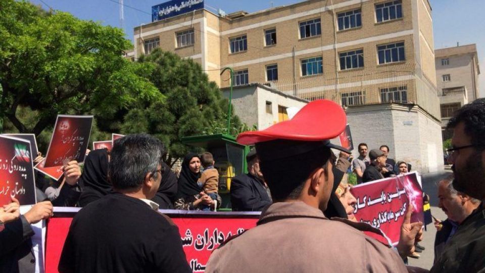 تجمع اعتراضی سهامداران پدیده علیه عملکرد ستاد تدبیر در خراسان رضوی/ بحران پدیده در دیوان عدالت تجمع اعتراضی سهامداران پدیده علیه عملکرد ستاد تدبیر در خراسان رضوی/ بحران پدیده در دیوان عدالت