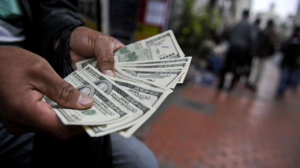 ادعای یک نماینده: میخواستند با تلاطم ارز مردم را به خیابان بکشند! ادعای یک نماینده: میخواستند با تلاطم ارز مردم را به خیابان بکشند!