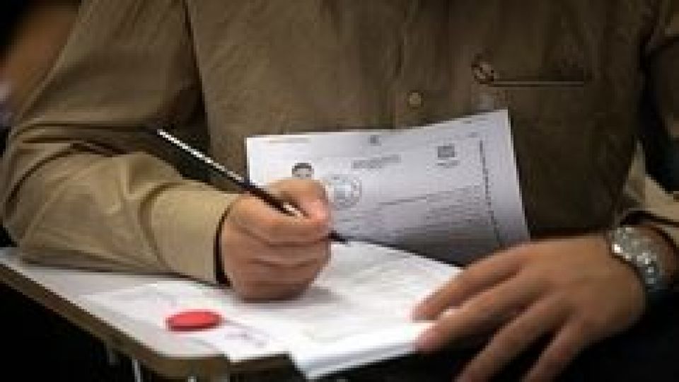 آزمون کارشناسی ارشد؛ سلفی داوطلبان در میان استرس والدین نگران آزمون کارشناسی ارشد؛ سلفی داوطلبان در میان استرس والدین نگران