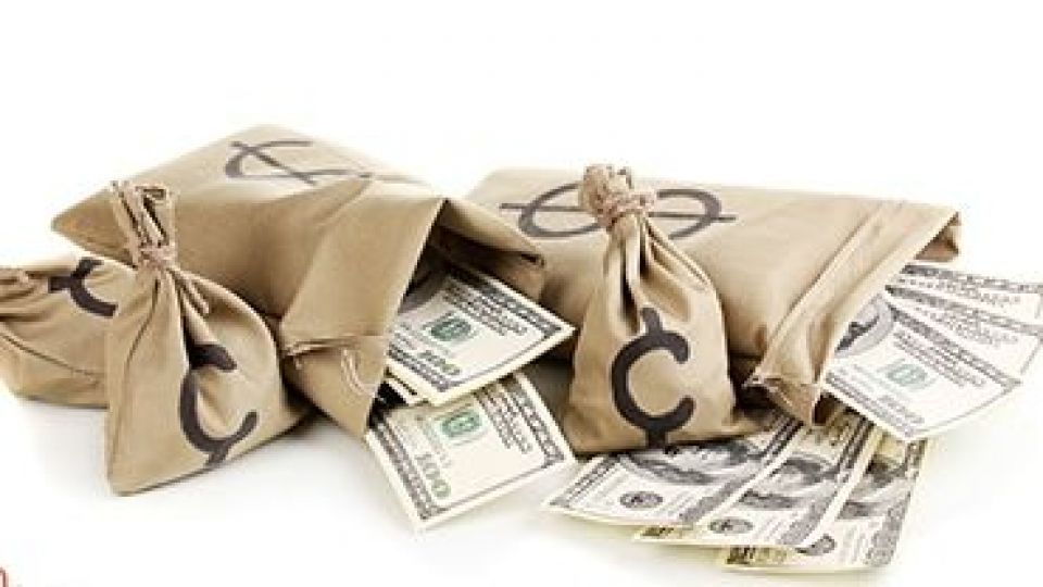 ماجرای حمل پول نفت و دلار با کیسه و گونی به ایران/ درآمد دولت از مابه التفاوت فروش ارز کجا هزینه خواهد شد؟ ماجرای حمل پول نفت و دلار با کیسه و گونی به ایران/ درآمد دولت از مابه التفاوت فروش ارز کجا هزینه خواهد شد؟