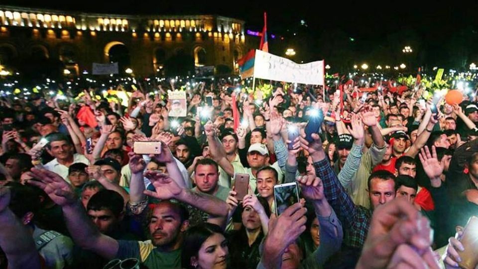 معترضان ارمنستانی به ساختمان های دولتی هجوم بردند معترضان ارمنستانی به ساختمان های دولتی هجوم بردند