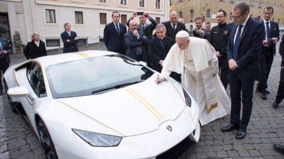 پاپ لامبورگینیاش را میفروشد +عکس پاپ لامبورگینیاش را میفروشد +عکس