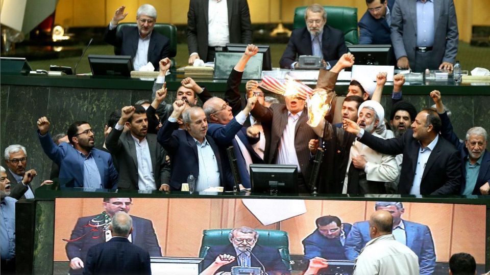 آتش زدن برجام و پرچم آمریکا در مجلس/ بیانیه نمایندگان/ لاریجانی: آقای ترامپ ذوقزده است + فیلم و عکس آتش زدن برجام و پرچم آمریکا در مجلس/ بیانیه نمایندگان/ لاریجانی: آقای ترامپ ذوقزده است + فیلم و عکس
