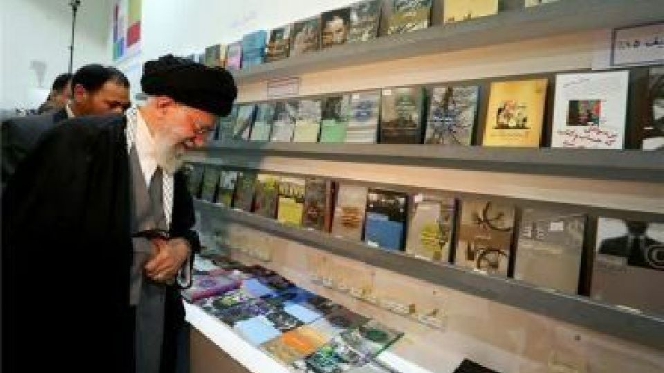 رهبر انقلاب در بازدید از نمایشگاه کتاب: کتابخوانی از ضرورتهای زندگی آحاد مردم بهویژه جوانان است رهبر انقلاب در بازدید از نمایشگاه کتاب: کتابخوانی از ضرورتهای زندگی آحاد مردم بهویژه جوانان است
