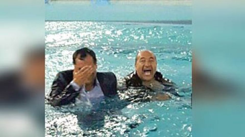 ماجرای حضور در استخر با کت و شلوار از زبان خود نماینده/ فرمانداری که لغزید و نماینده را به زیر آب برد ماجرای حضور در استخر با کت و شلوار از زبان خود نماینده/ فرمانداری که لغزید و نماینده را به زیر آب برد