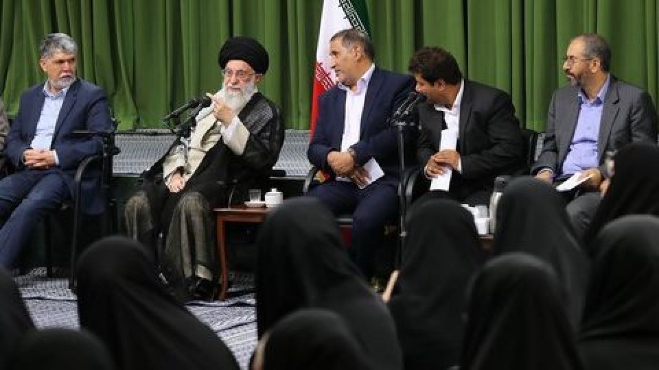 روایتی متفاوت از دیدار رهبر انقلاب با شاعران روایتی متفاوت از دیدار رهبر انقلاب با شاعران