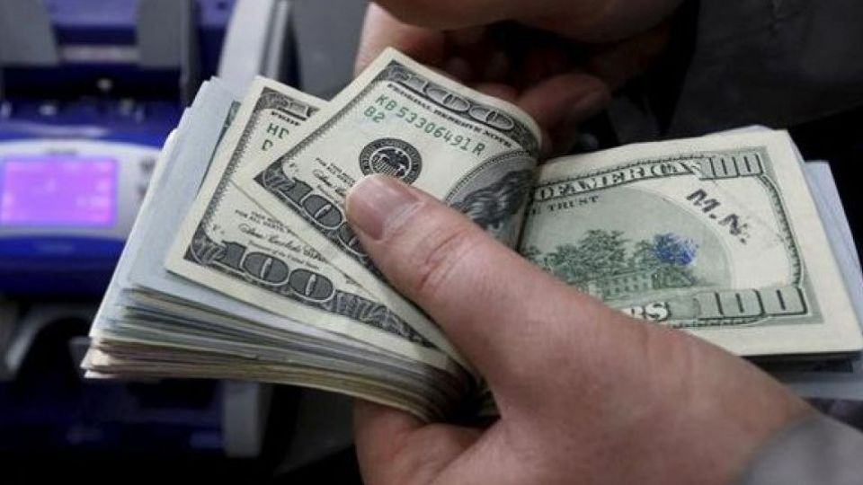 امروز بانک مرکزی باید بپذیرد که خطا کرده است/ سیاستهای ارزی دولت نه تنها جواب نداد بلکه به التهابات بازار دامن زد /خریداران سکه و ارز شناسایی شدند و باید اظهار نامه مالیاتی ارائه دهند امروز بانک مرکزی باید بپذیرد که خطا کرده است/ سیاستهای ارزی دولت نه تنها جواب نداد بلکه به التهابات بازار دامن زد /خریداران سکه و ارز شناسایی شدند و باید اظهار نامه مالیاتی ارائه دهند