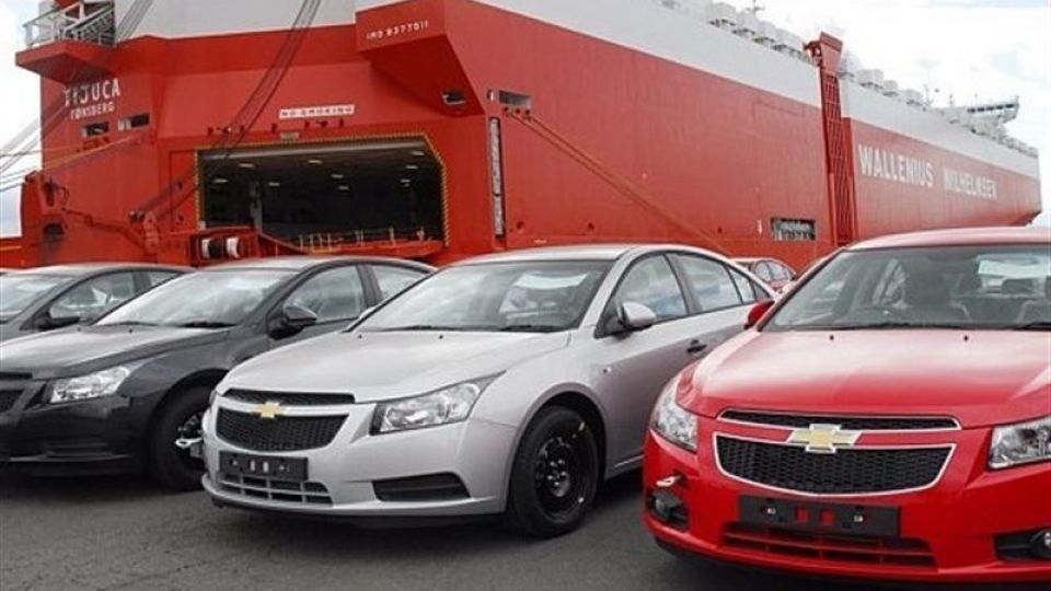 عوامل واردات غیرقانونی ۶۴۰۰ خودرو بازداشت شدند عوامل واردات غیرقانونی ۶۴۰۰ خودرو بازداشت شدند