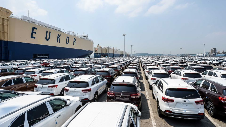 سیاست یک بام و دو هوای دولت در بازار خودرو/ ممنوعیت واردات به نام ایران به کام چین سیاست یک بام و دو هوای دولت در بازار خودرو/ ممنوعیت واردات به نام ایران به کام چین