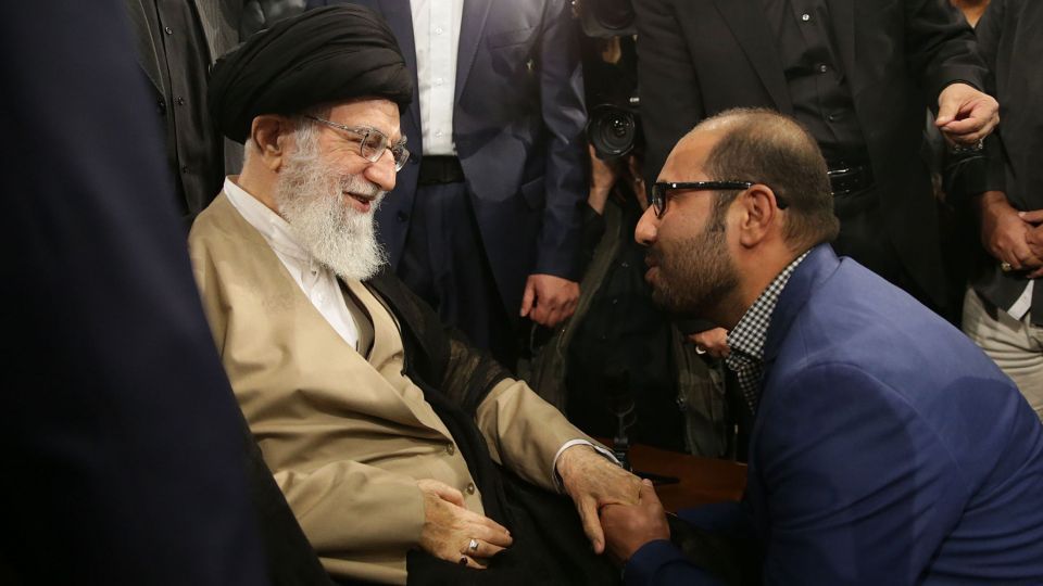 روایتی از دیدار با رهبر انقلاب؛ صورتشان را بوسیدم و رفتم روایتی از دیدار با رهبر انقلاب؛ صورتشان را بوسیدم و رفتم