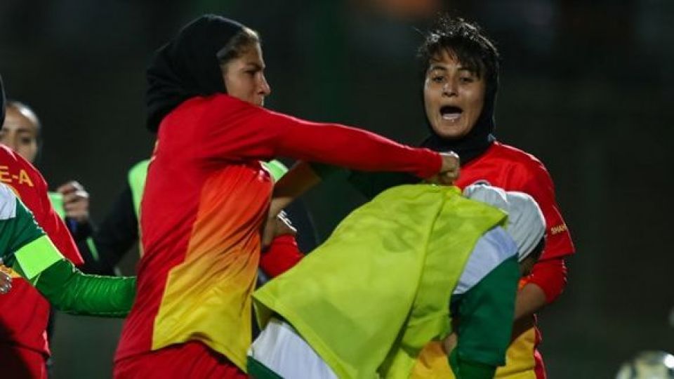 کوچ بیاخلاقیها به فوتبال بانوان + عکس و فیلم کوچ بیاخلاقیها به فوتبال بانوان + عکس و فیلم