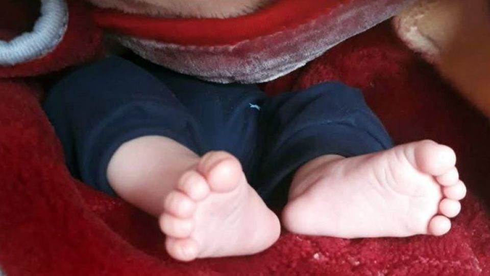 رها کردن نوزاد چند روزه در پارک + عکس رها کردن نوزاد چند روزه در پارک + عکس