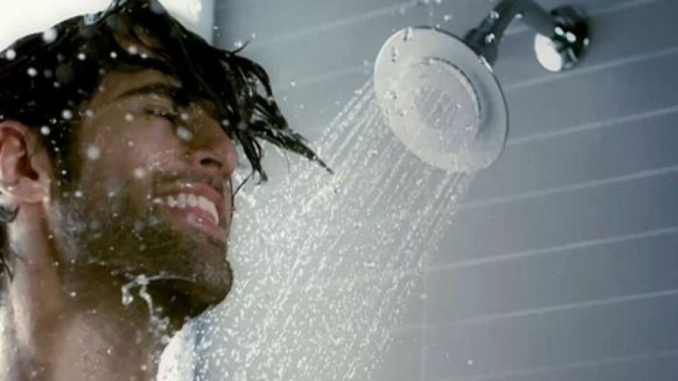 دوش آب گرم بگیریم یا سرد؟ دوش آب گرم بگیریم یا سرد؟