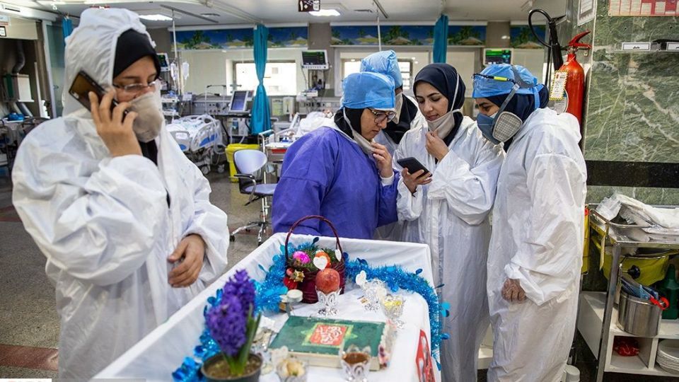 تحویل سال نو در بخش کرونای بیمارستان بقیه الله (عج) تحویل سال نو در بخش کرونای بیمارستان بقیه الله (عج)