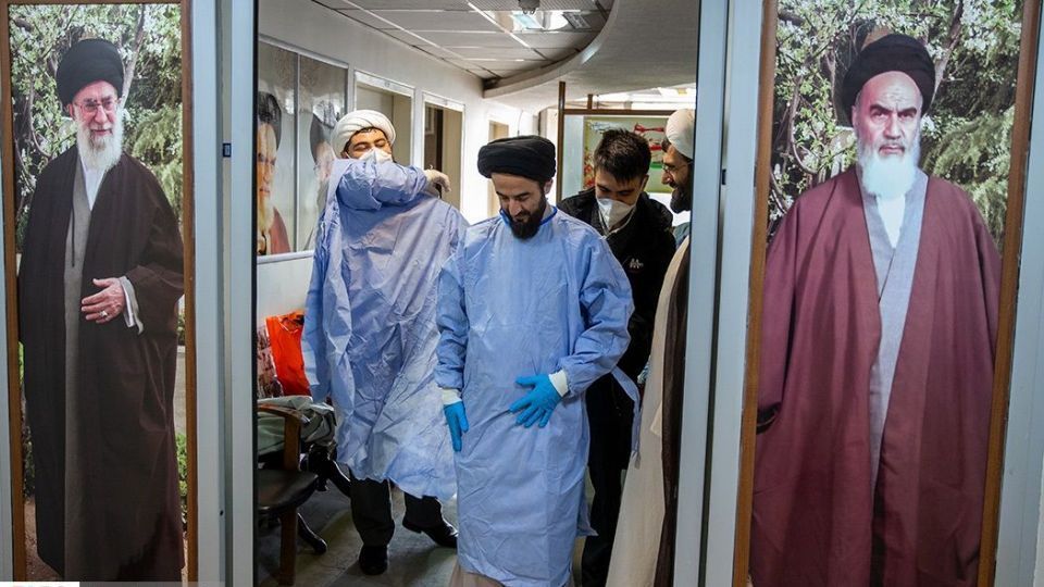 تحویل سال نو در بخش کرونای بیمارستان بقیه الله (عج) تحویل سال نو در بخش کرونای بیمارستان بقیه الله (عج)