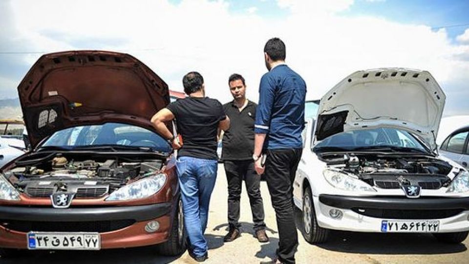 دلالان بازار خودرو مشخص هستند / خودروساز وجود کالا در بازار را تضمین کند