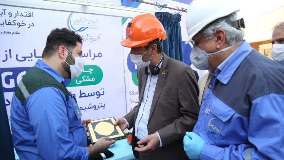 روایت خودکفایی در تولید پارچه چادر مشکی ۱۰۰ درصد ایرانی روایت خودکفایی در تولید پارچه چادر مشکی ۱۰۰ درصد ایرانی