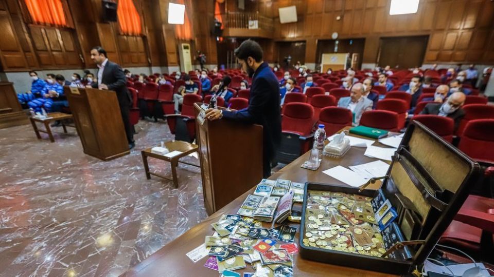 سومین جلسه دادگاه برخی از مدیران سابق بانک مرکزی/ جزئیات دریافت و فروش ۱۰۰۰ سکه و ۵۰۰ هزار دلار + تصاویر سومین جلسه دادگاه برخی از مدیران سابق بانک مرکزی/ جزئیات دریافت و فروش ۱۰۰۰ سکه و ۵۰۰ هزار دلار + تصاویر