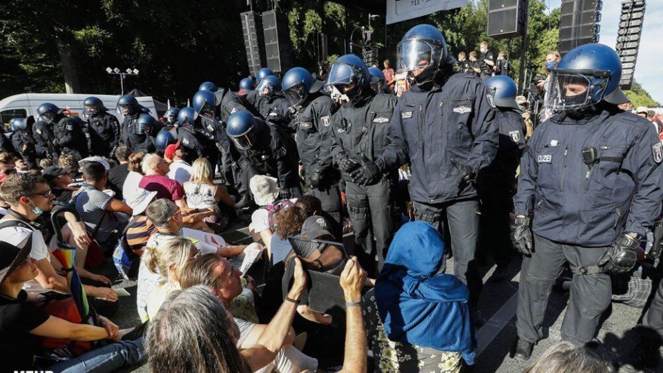 اعتراض مردم آلمان به محدودیتهای سختگیرانه کرونایی اعتراض مردم آلمان به محدودیتهای سختگیرانه کرونایی