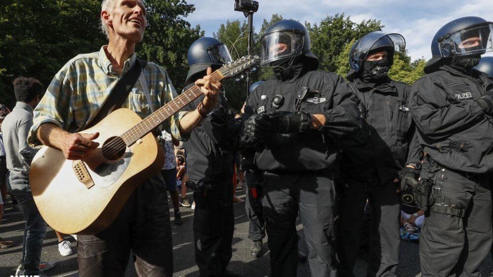 اعتراض مردم آلمان به محدودیتهای سختگیرانه کرونایی اعتراض مردم آلمان به محدودیتهای سختگیرانه کرونایی