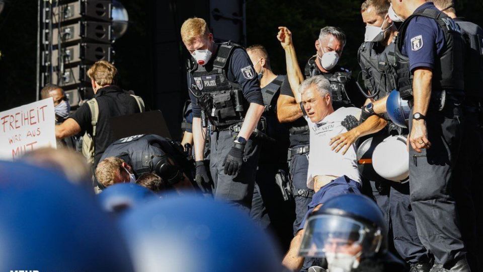 اعتراض مردم آلمان به محدودیتهای سختگیرانه کرونایی اعتراض مردم آلمان به محدودیتهای سختگیرانه کرونایی