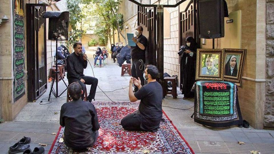 نوحهخوانی مداح معروف در خانه دو شهید حادثه هواپیمای اوکراینی + عکس نوحهخوانی مداح معروف در خانه دو شهید حادثه هواپیمای اوکراینی + عکس