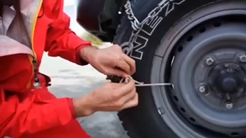 چگونه زنجیر چرخ ماشین را ببندیم؟+فیلم چگونه زنجیر چرخ ماشین را ببندیم؟+فیلم