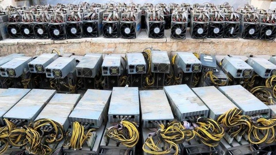 کشف 15 دستگاه ماینر قاچاق در زنجان
