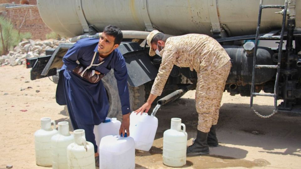 مردم یاری ارتش در حاشیه شهر زاهدان مردم یاری ارتش در حاشیه شهر زاهدان