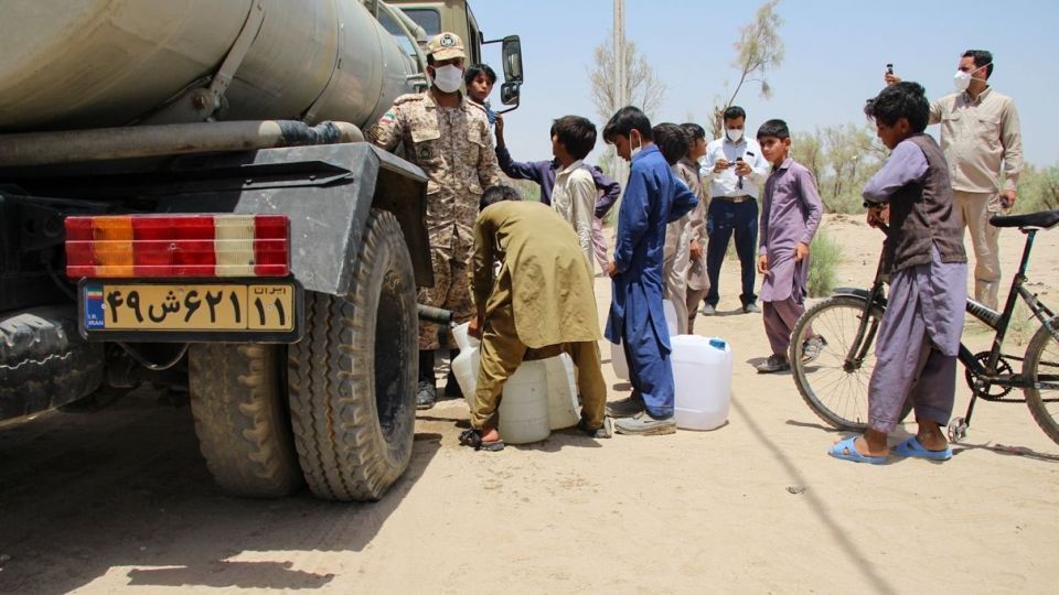 مردم یاری ارتش در حاشیه شهر زاهدان مردم یاری ارتش در حاشیه شهر زاهدان