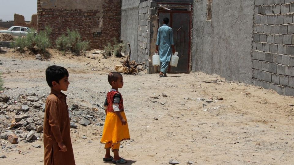 مردم یاری ارتش در حاشیه شهر زاهدان مردم یاری ارتش در حاشیه شهر زاهدان