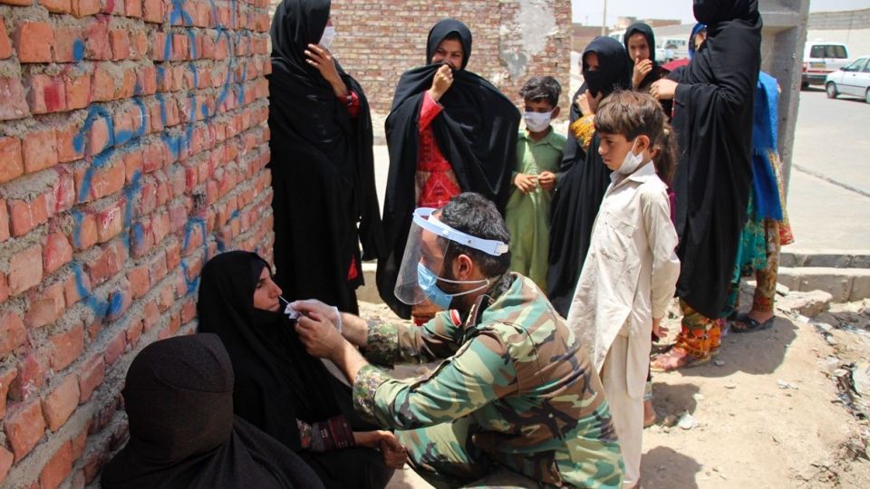 مردم یاری ارتش در حاشیه شهر زاهدان مردم یاری ارتش در حاشیه شهر زاهدان