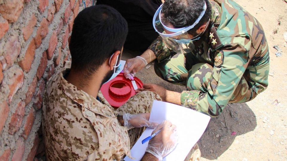 مردم یاری ارتش در حاشیه شهر زاهدان مردم یاری ارتش در حاشیه شهر زاهدان