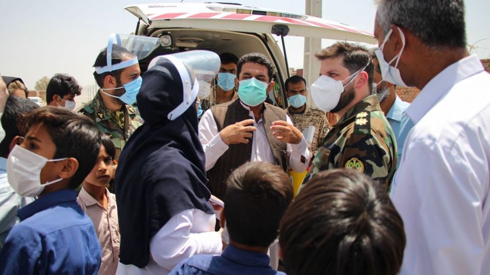 مردم یاری ارتش در حاشیه شهر زاهدان مردم یاری ارتش در حاشیه شهر زاهدان