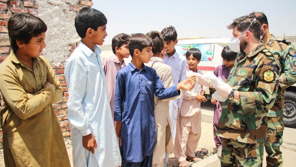 مردم یاری ارتش در حاشیه شهر زاهدان مردم یاری ارتش در حاشیه شهر زاهدان