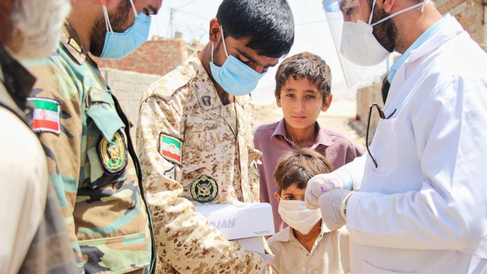 مردم یاری ارتش در حاشیه شهر زاهدان مردم یاری ارتش در حاشیه شهر زاهدان